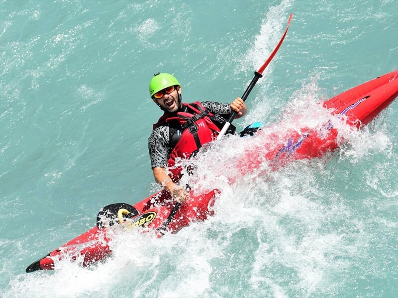 Homme pratiquant le kayak sur la Durance