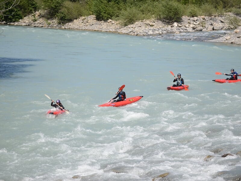 Groupe pratiquant le kayak sur la Durance