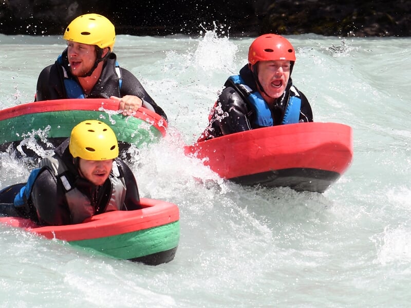 Groupe faisant de l'hydrospeed sur la Durance