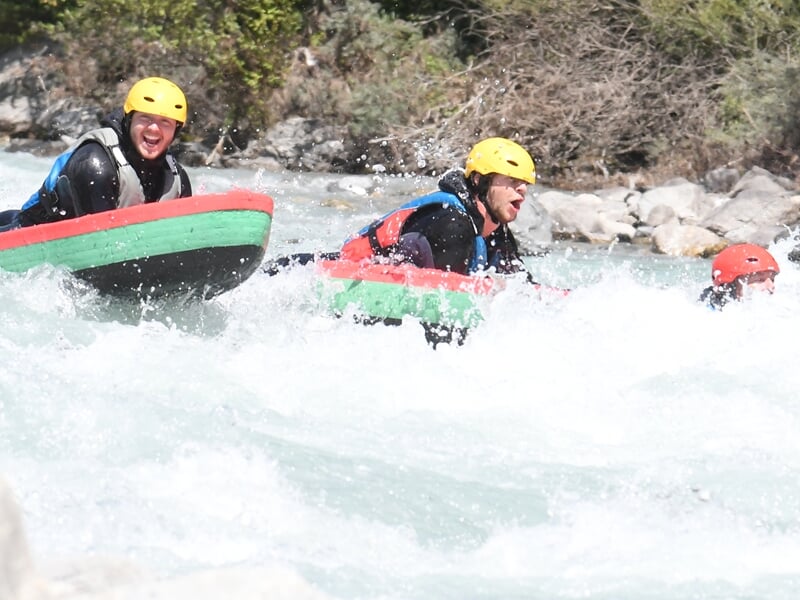 Groupe faisant de l'hydrospeed sur la Durance