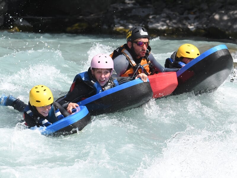 Groupe faisant de l'hydrospeed en Haut-Alpes