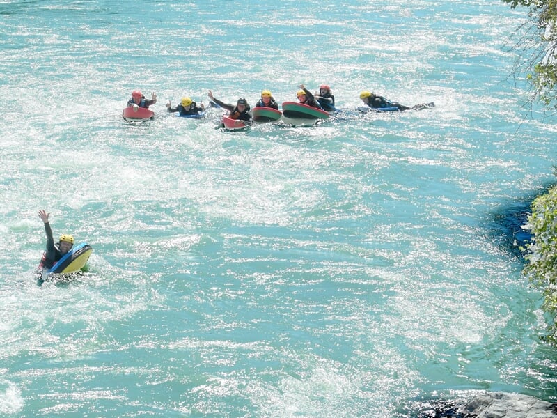 Groupe faisant de l'hydrospeed