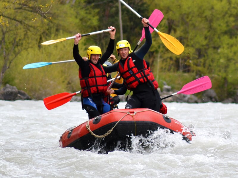Groupe pratiquant le rafting sur la Durance