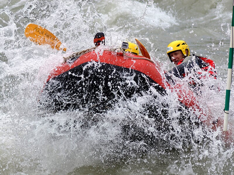 Groupe pratiquant le rafting sur la Durance