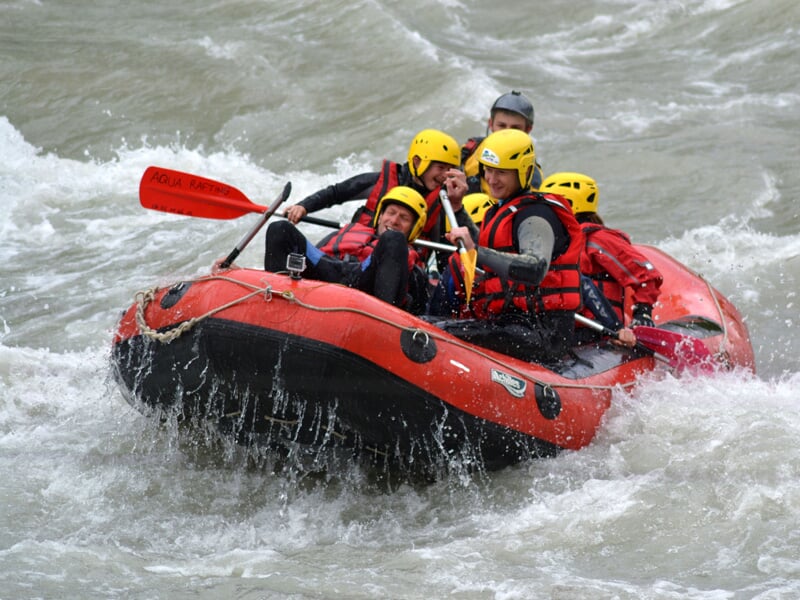 Groupe pratiquant le rafting sur la Durance