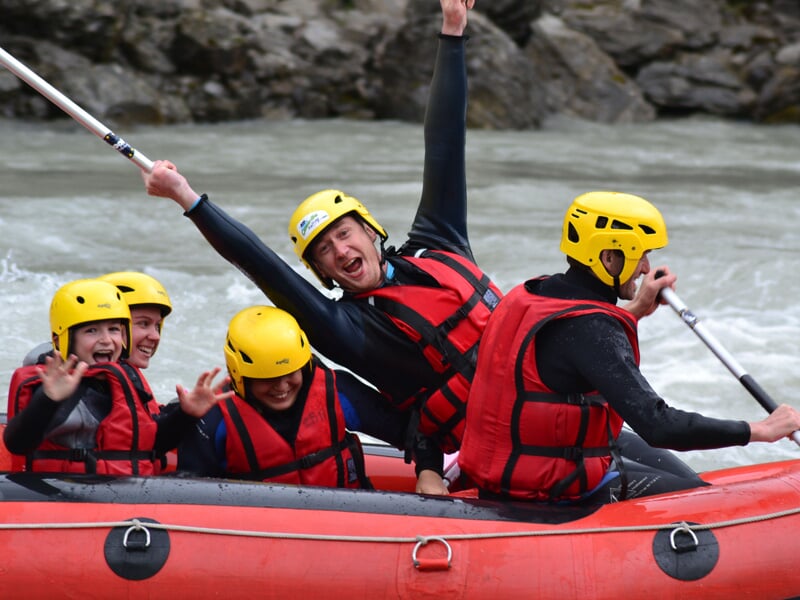 Groupe pratiquant le rafting sur la Durance