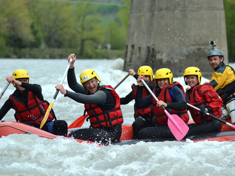 Groupe pratiquant le rafting sur la Durance