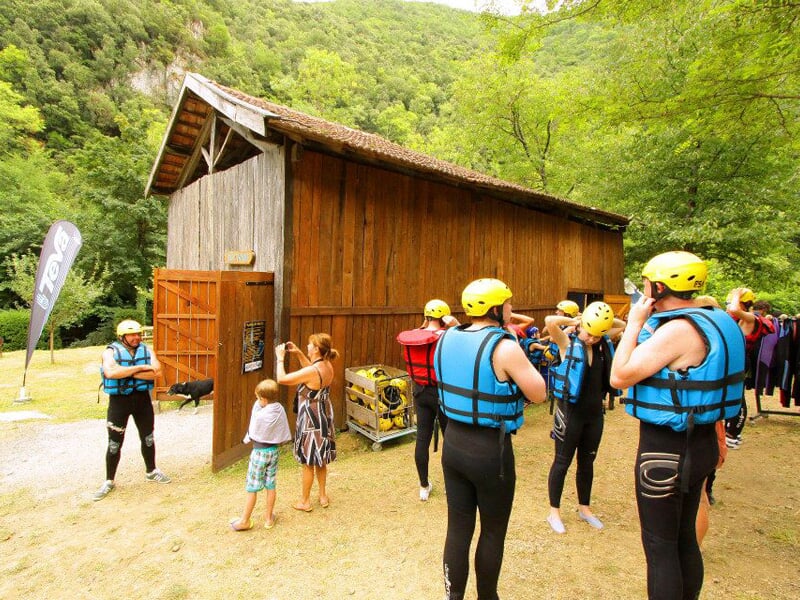 Groupe préparant une sortie kayak dans les Hautes-Alpes