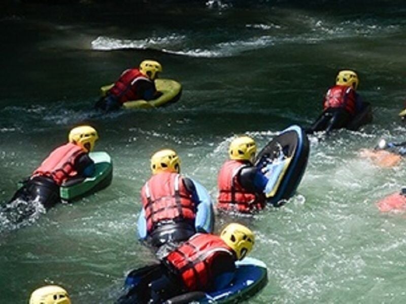 Groupe faisant de l'hydrospeed sur la Durance