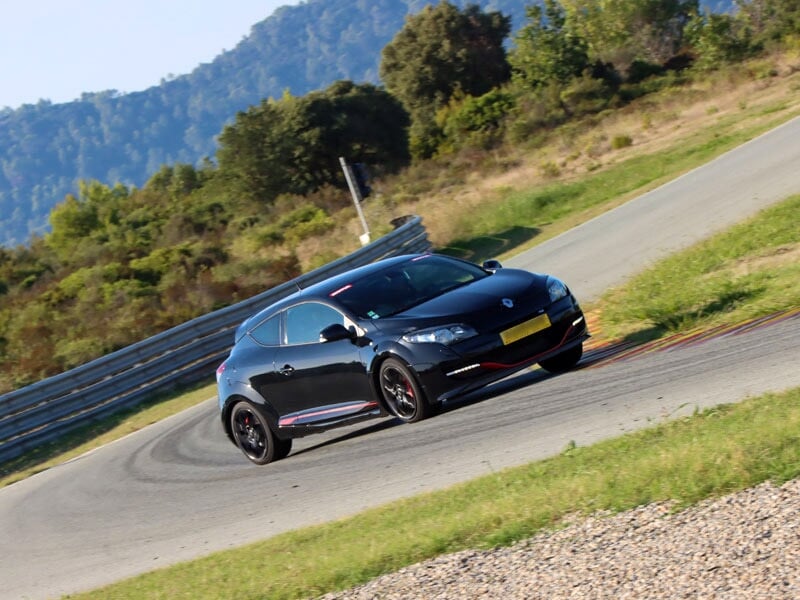 Une Mégane RS noire dans un virage sur un circuit
