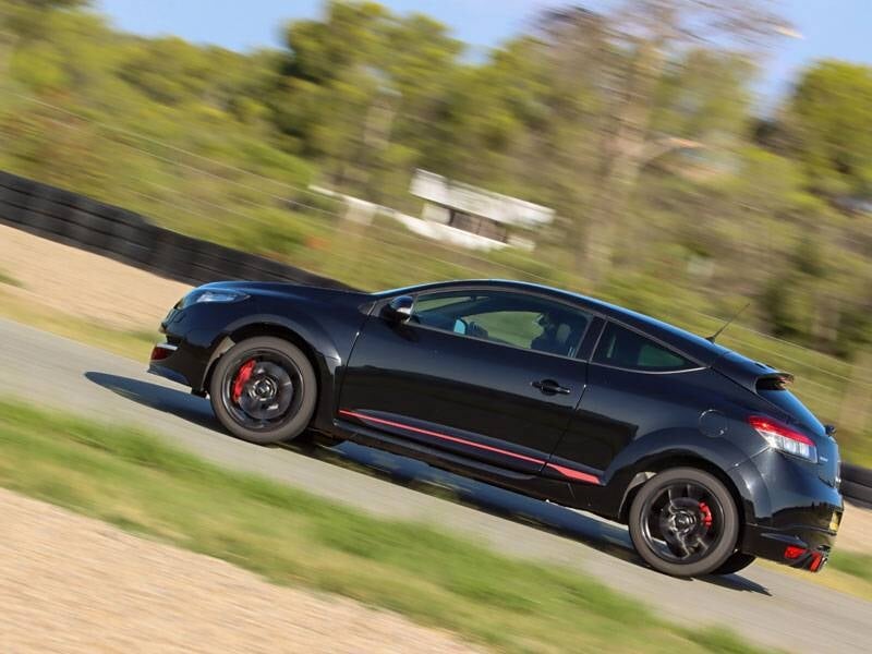 Mégane RS noire roulant sur un circuit
