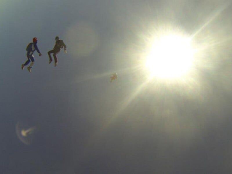 Groupe effectuant un saut en parachute