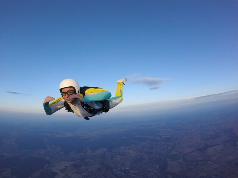 Personne effectuant un saut en parachute