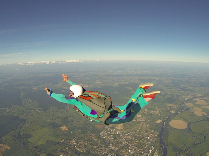 Personne effectuant un saut en parachute