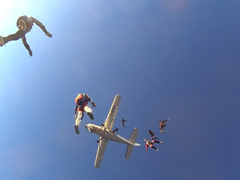 Groupe effectuant un saut en parachute
