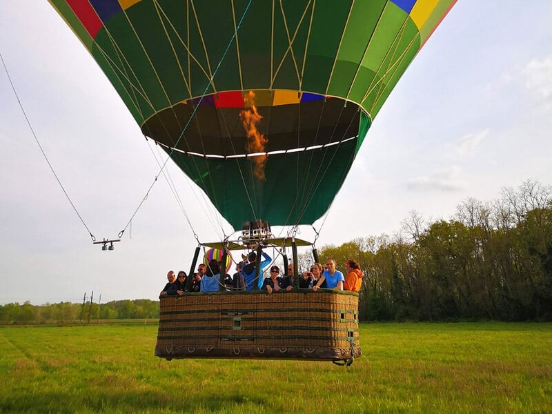 Un groupe dans la grande nacelle de la montgolfière