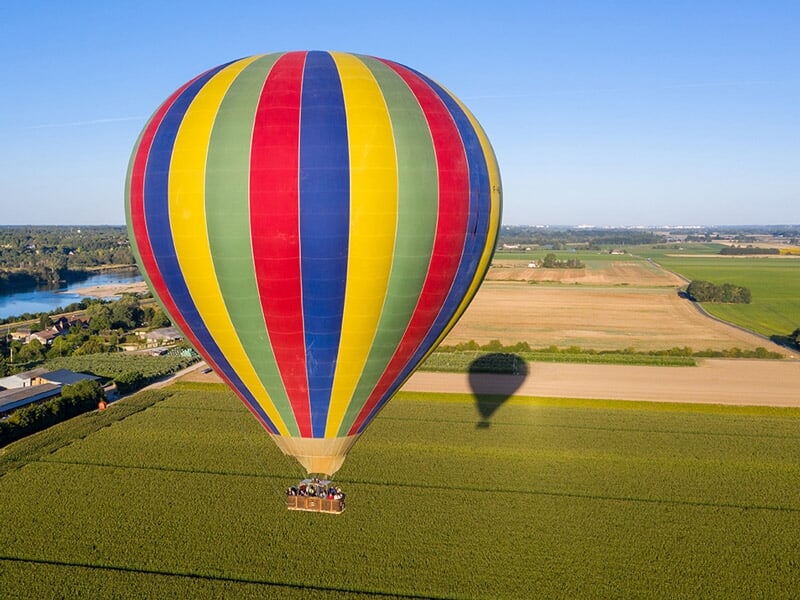 Survol des champs de culture en ballon géant