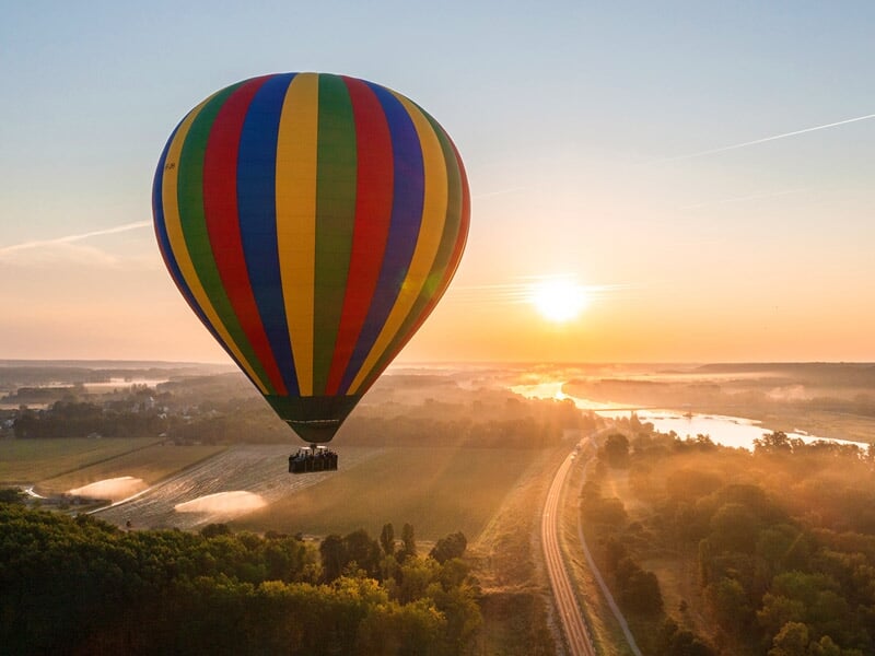 Vol en montgolfière au lever du soleil