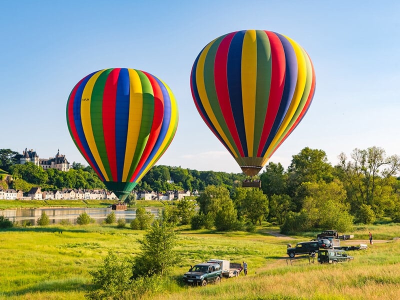 Deux montgolfières survolent le Cher
