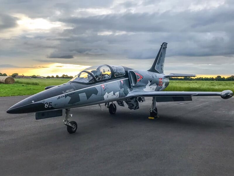un avion de chasse L-39 Albatros à l'arrêt sur une piste d'atterrissage