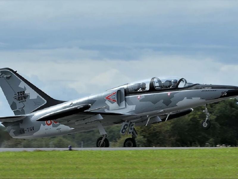Un albatros L-39 sur le point de décoller avec deux personnes à bord.