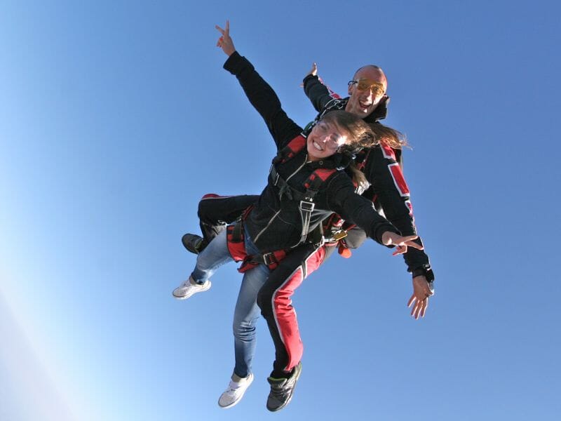 Saut en Parachute en Tandem à Aubenas en Ardèche