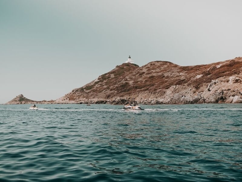 Vue d'un paysage côtier avec des collines lors d'une randonnée jet ski à Porticcio.