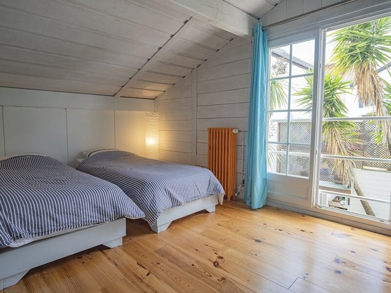 chambre avec deux lits simples de la maison pour 4 personnes