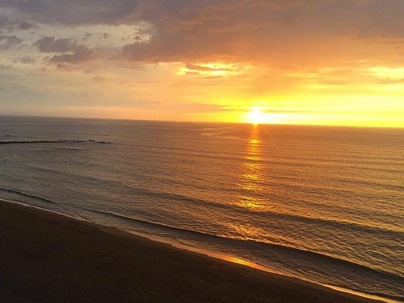 Le soleil se couche sur l'océan Atlantique offrant un décor de carte postale