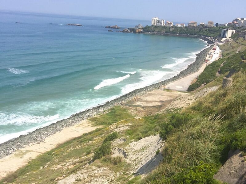La côte basque au niveau de la ville de Biarritz où la pratique du surf est très répandue