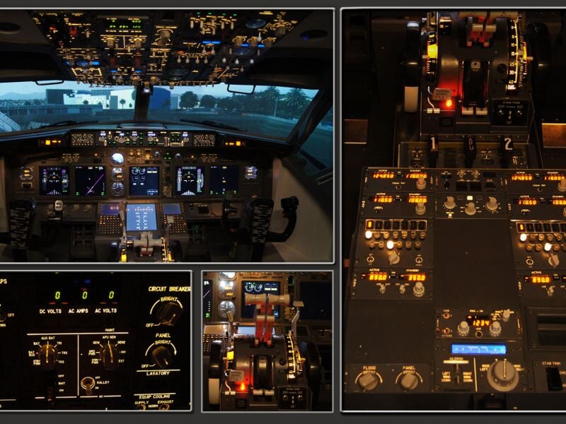 Tableau de bord d'un cockpit d'avion avec nombreux instruments et commandes éclairés la nuit.