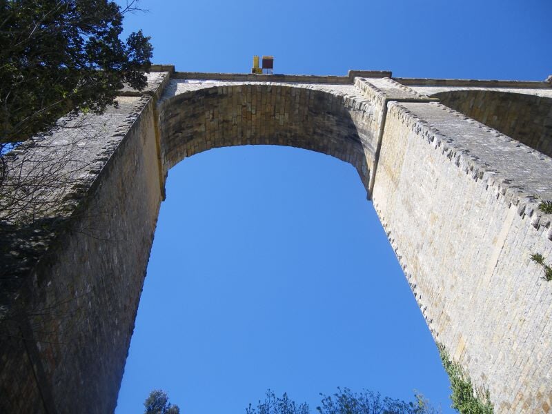 La plateforme de saut à l'élastique du viaduc de Boussages vue du dessous