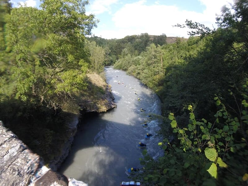 Vue d'une rivière en eau vive entourée d'arbres verts dans la région de Bourgogne en France.