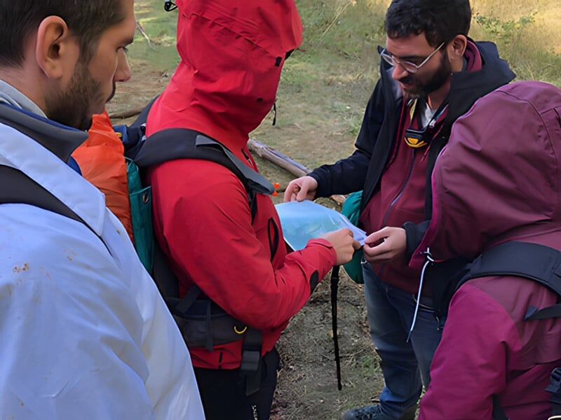 apprendre à s'orienter avec une carte et une boussole