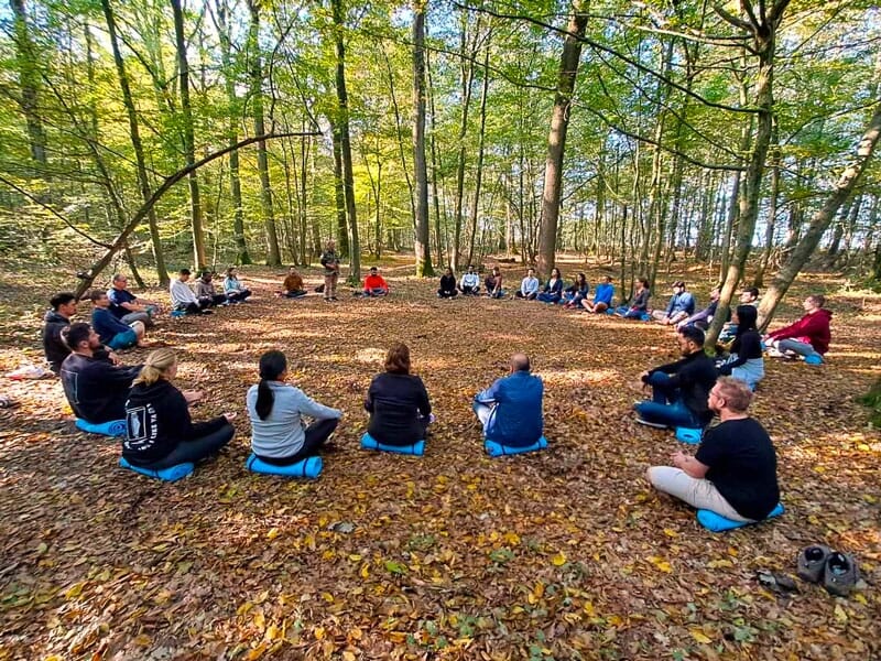 groupe de personnes assis en cercle en pleine séance de méditation