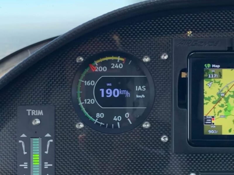Tableau de bord d'un avion ULM affichant une vitesse de 190 km/h et un écran de navigation.
