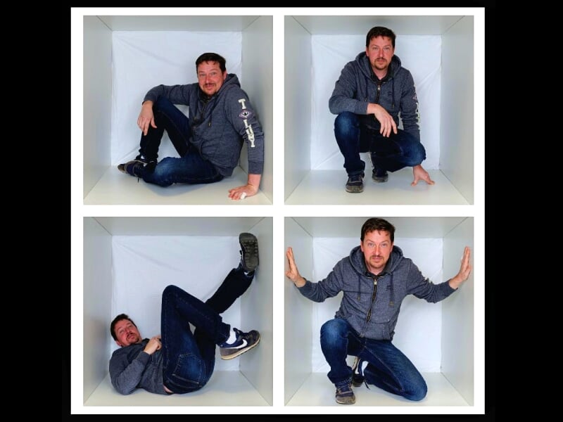 Quatre photos d'un homme dans une petite boîte blanche, posant dans différentes positions amusantes. L'image joue avec l'espace confiné pour créer des effets humoristiques.