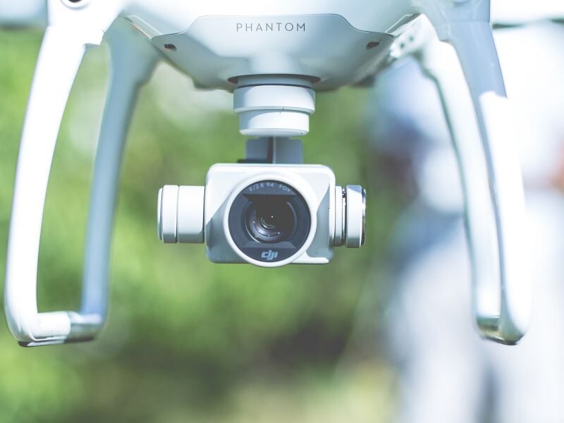 Vue rapprochée de la caméra d'un drone DJI Phantom, avec le nom 