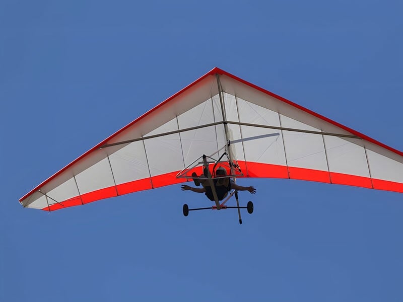 un deltaplane vu du sol