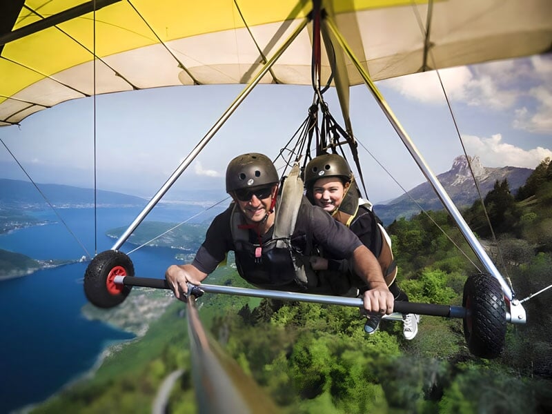 un baptême de deltaplane au-dessus des rives d'Annecy