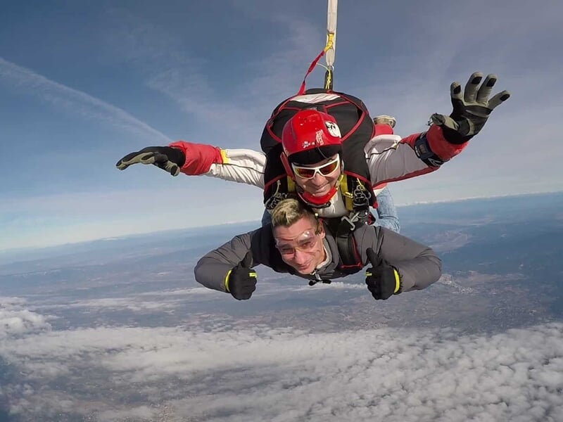 deux personnes en plein saut en parachute tandem