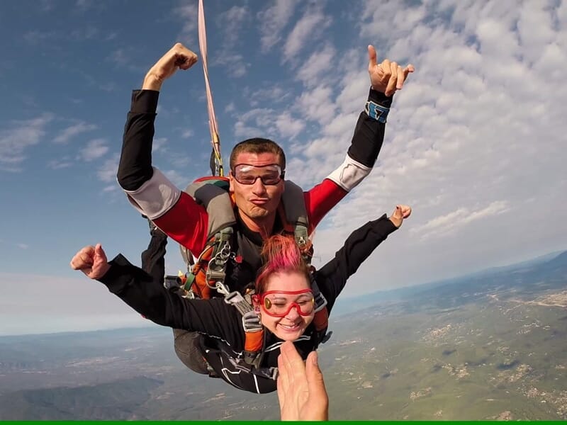 deux personnes en chute libre lors d'un saut en parachute