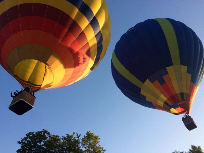 deux montgolfières vues du dessous en plein vol