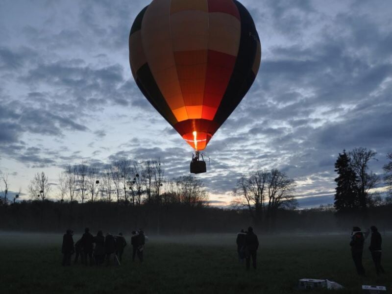 une montgolfière prend son envol au crépuscule