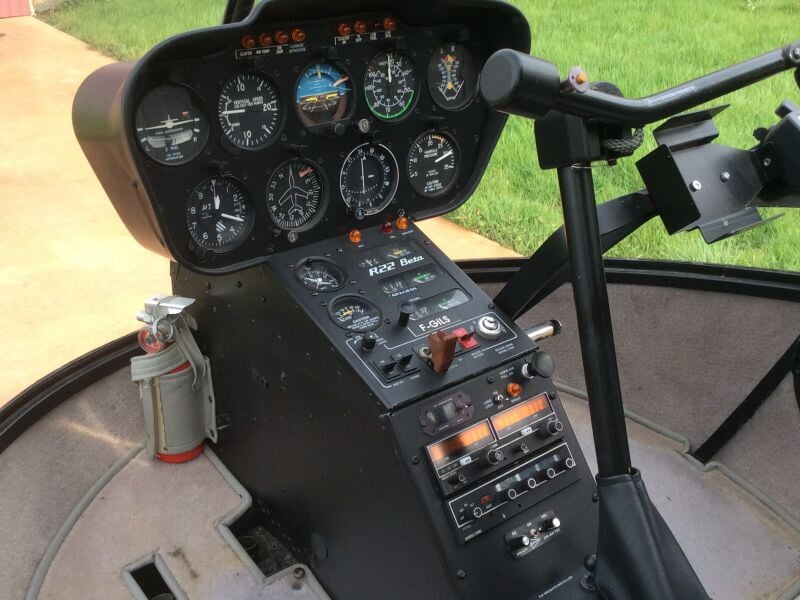 Tableau de bord complet d'un hélicoptère avec plusieurs instruments de pilotage visibles en détail.