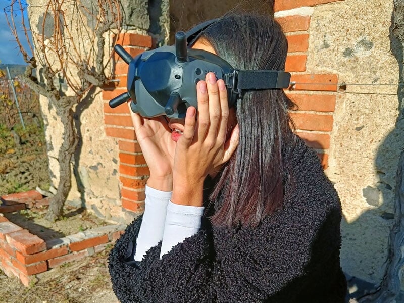 une femme découvre les sensations de vol du drone grâce à un casque FPV