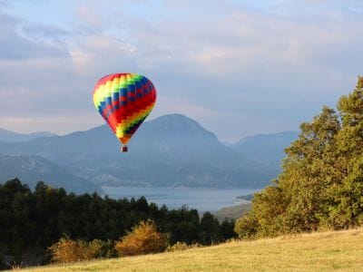 Vol en Montgolfière près de Briançon - Survol du Lac de Serre-Ponçon 
