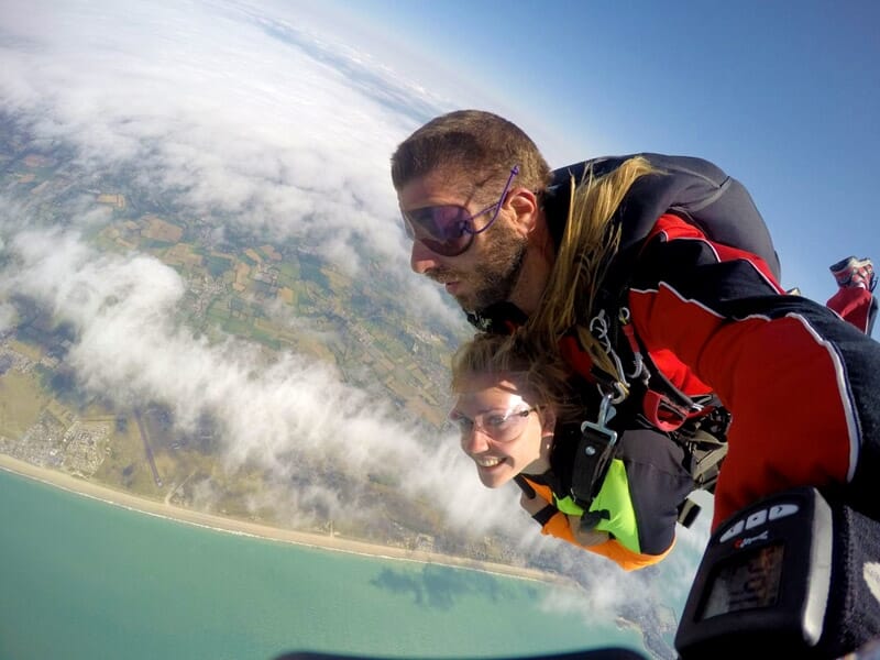 deux personnes font de la chute libre au-dessus de la côte normande