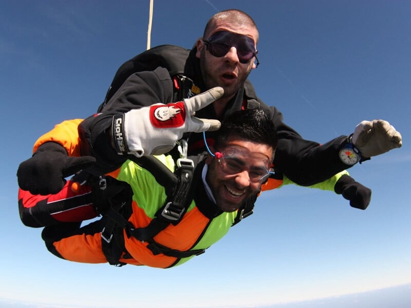 deux personnes font de la chute libre