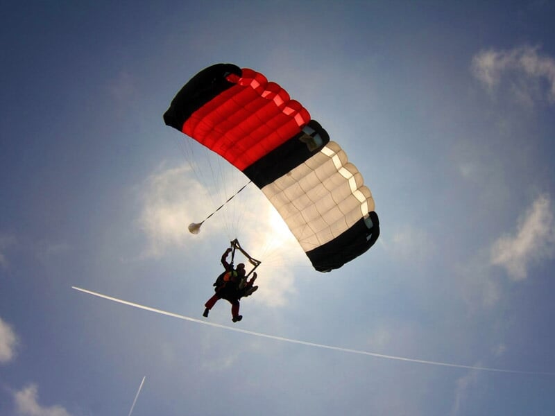deux personnes planent sous une voile de parachute